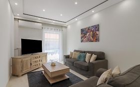 Spacious And Modern Flat For 4